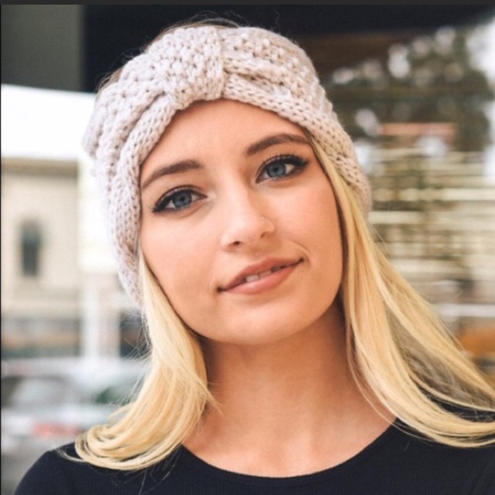 IVORY KNIT HEADBAND.